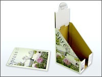 将杂志的包装盒加工成为陈列架的样子。使用JFX-1631进行打印。