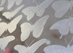 光油墨水：用哑光效果打印的蝴蝶图案