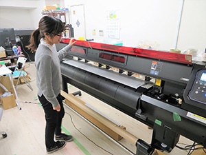 「UCJV300-160」女性操作员也可熟练使用。